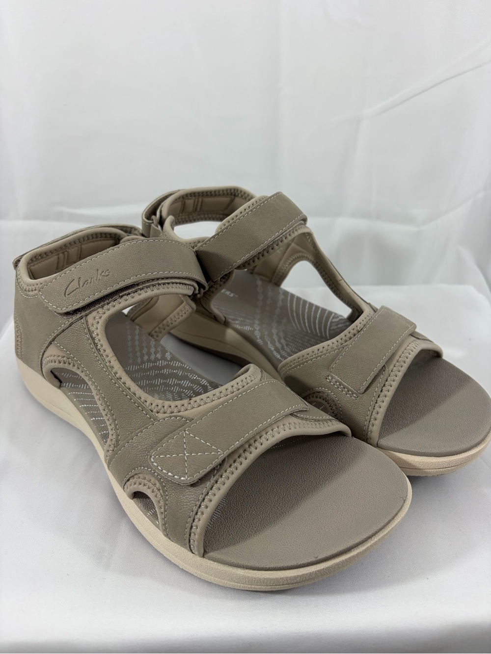NWT Clarks Cloudsteppers Women Size 8.5W Taupe Adjustable Velcro Comfort Sandals